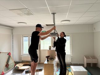 Estelle Wideman och Arvid Samdell lovjobbar inom vaktmästeri.