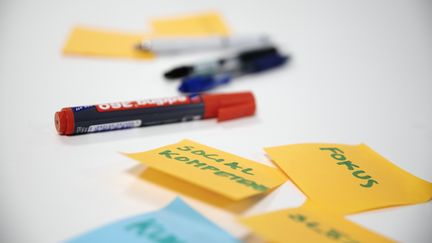 Post-it lappar och pennor på ett bord
