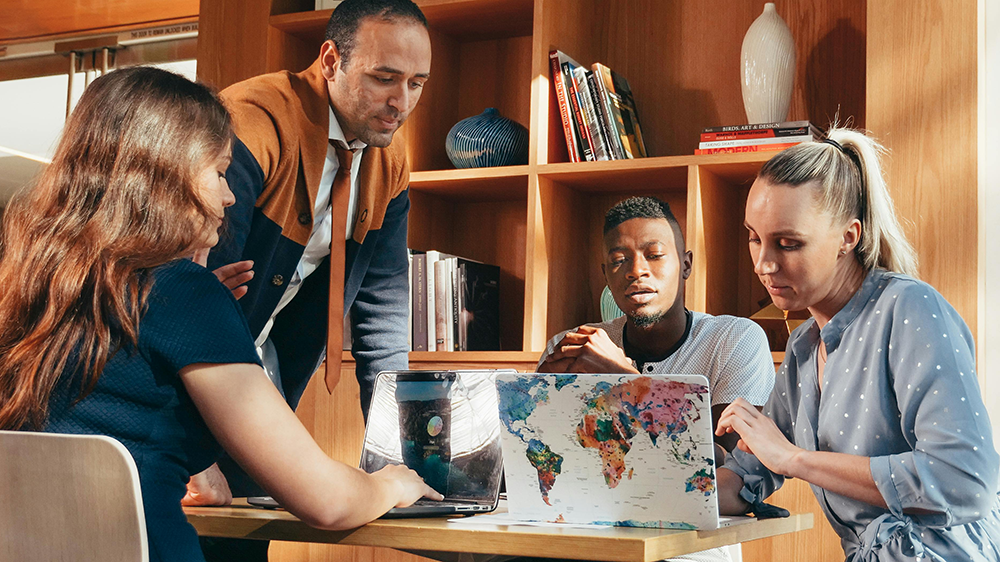 Personer som studerar tillsammans runt ett bord