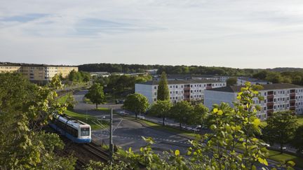 Spårvagn kör i bostadsområde