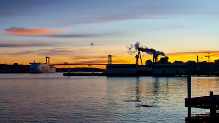 Älvsborgsbron och Eriksbergskranen i solnedgång.