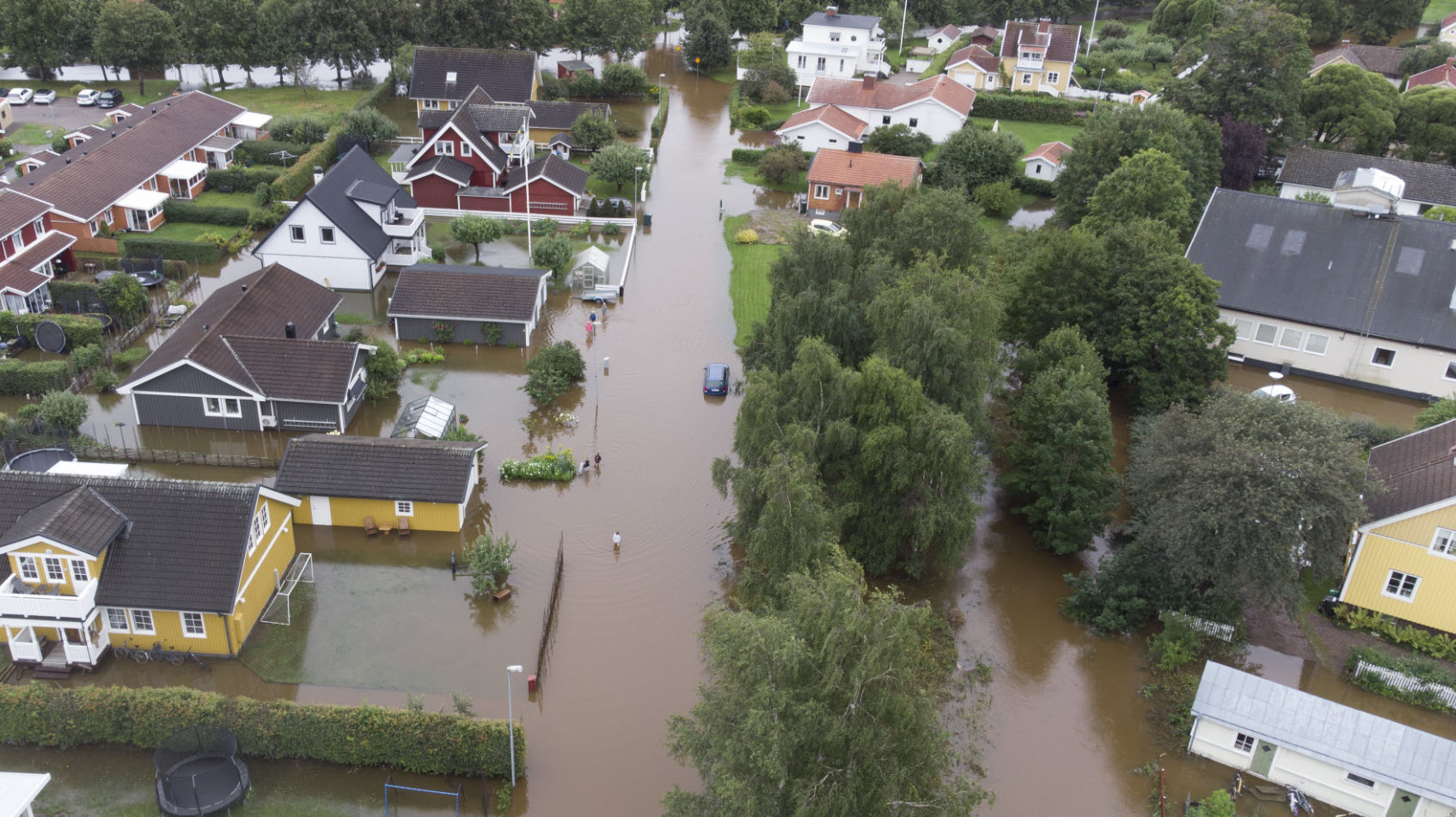 Översvämmat bostadsområde med gator och tomter under vatten