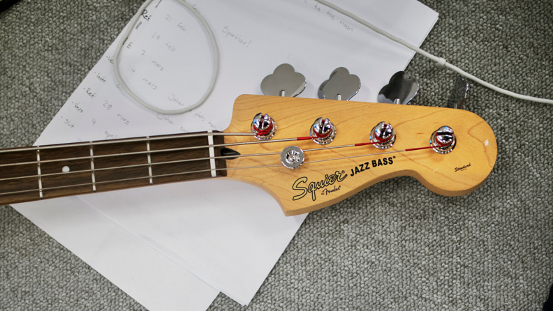 En bild som visar musik, musikinstrument, gitarr, str&auml;nginstrument

Automatiskt genererad beskrivning