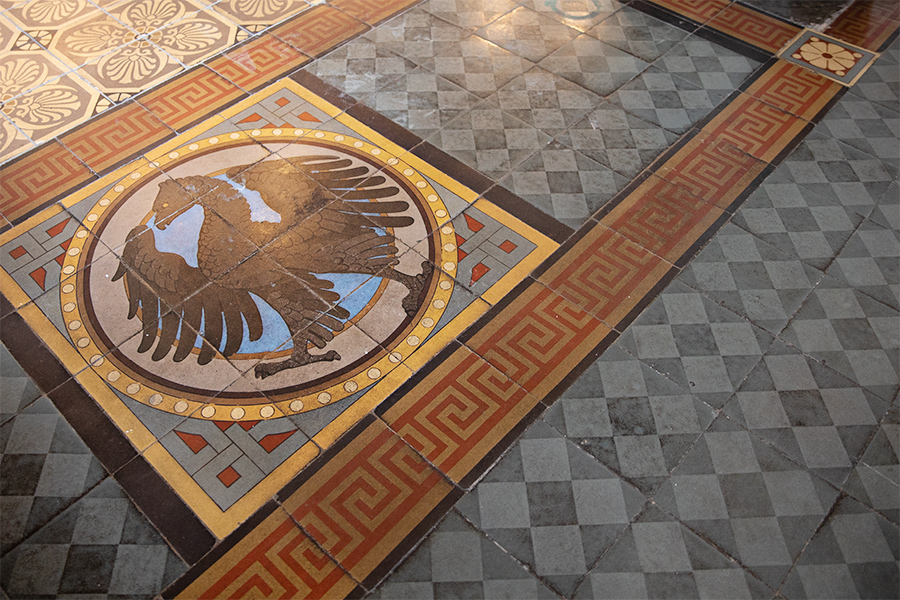 Detalj från Börshallens golv  där klinkern lagts i mönstret av en örn.