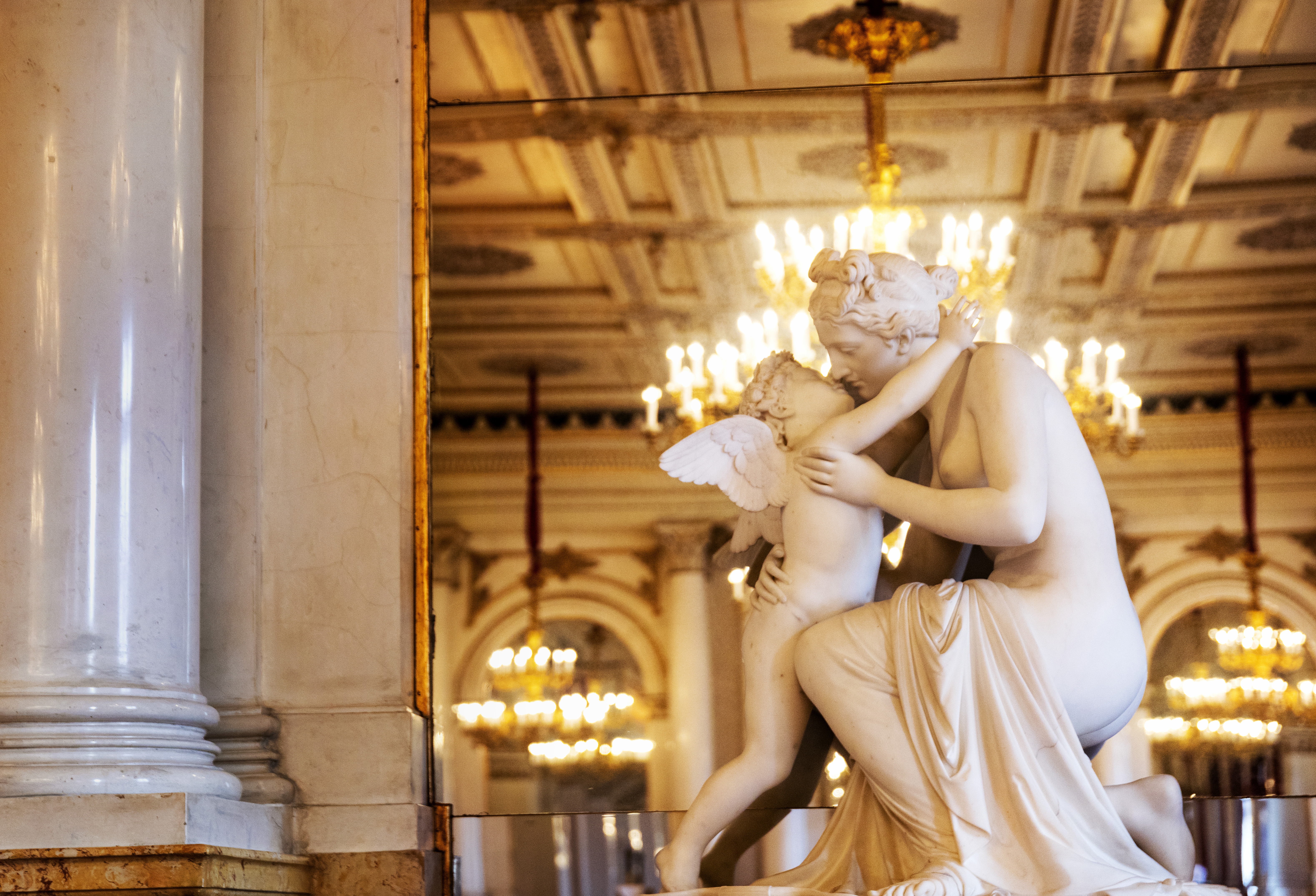 Statyn Amor och Venus i Stora Börssalen.