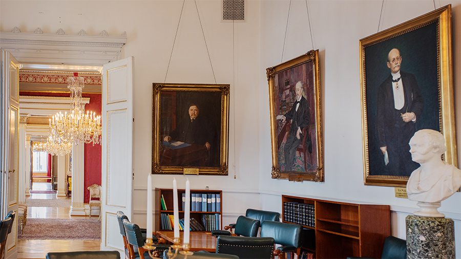 I kommunfullmäktiges samtalsrum hänger ett flertal porträtt, bland annat av göteborgaren och riksdagsledamoten Olof Wijk den yngre.