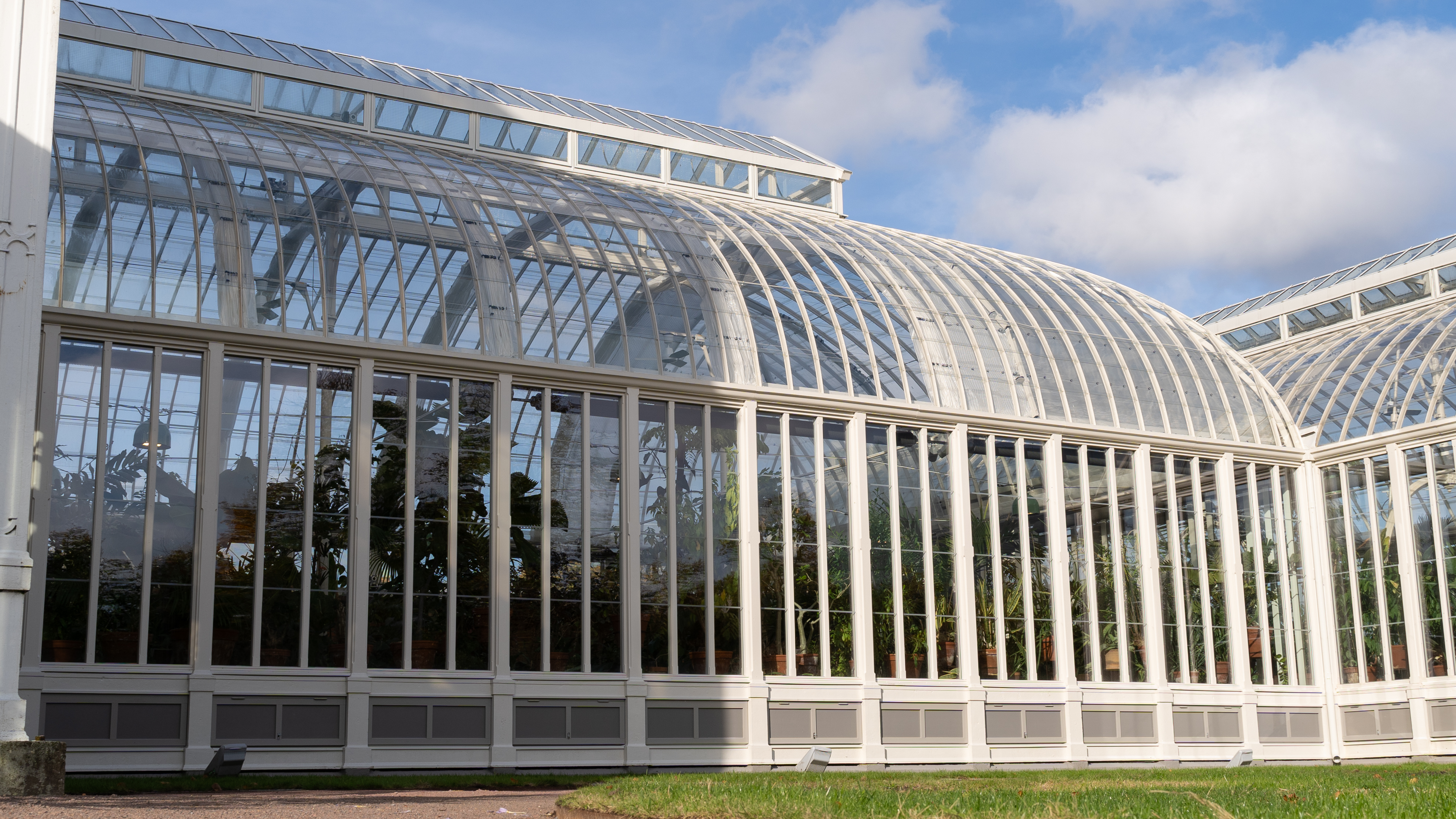 Ett stort växthus sett utifrån.