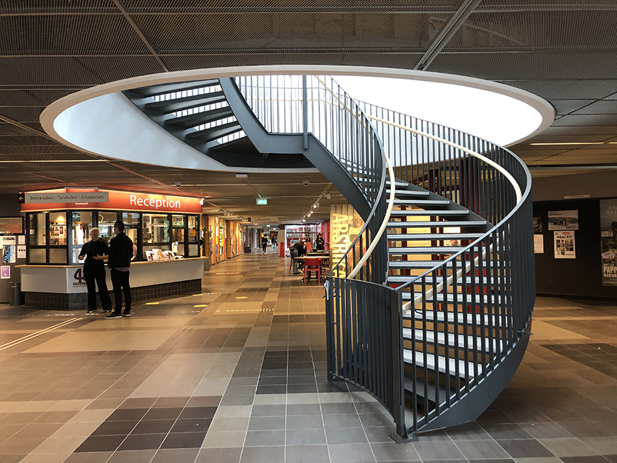 Frölunda Kulturhus korridor med spiraltrappa som leder till kulturhusets takterrass