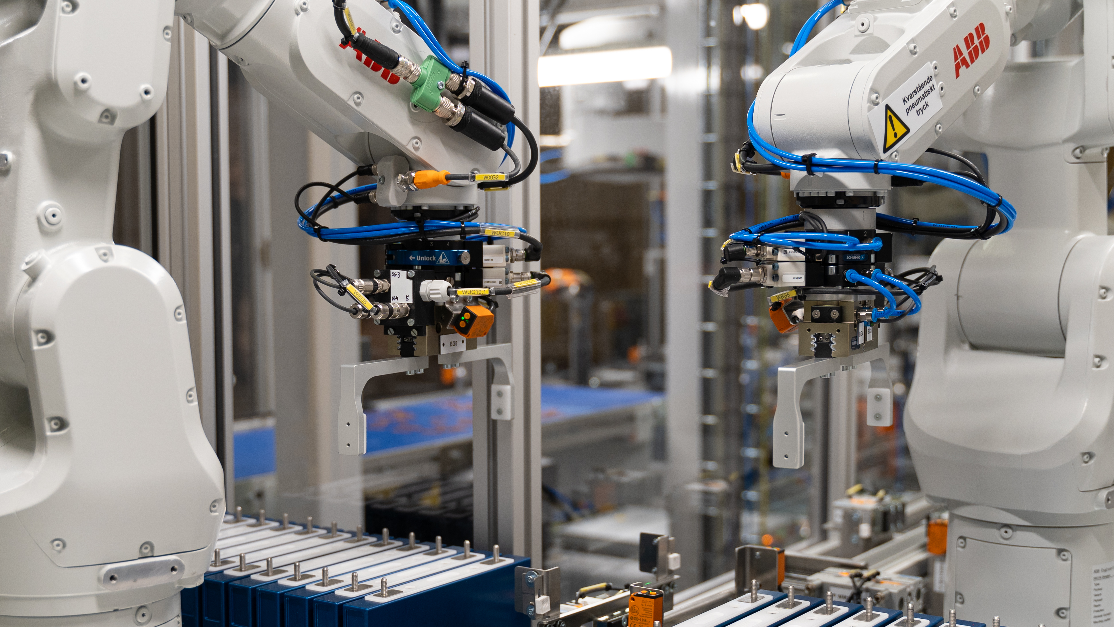 Två vita robotar som påminner om en arm.