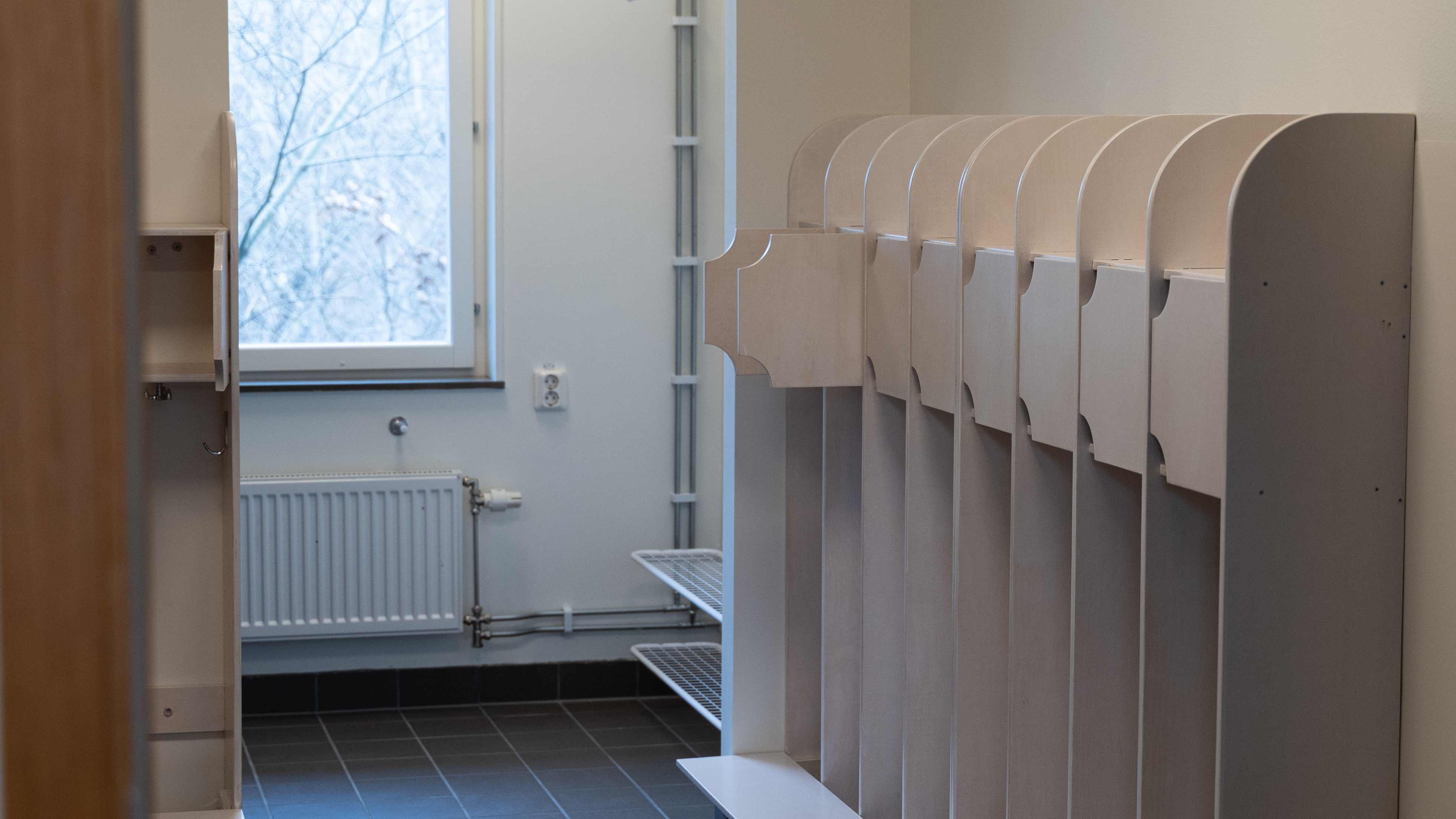 Ett kapprum för förskolebarn.