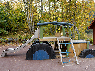 Bild på lekredskap i form av en traktor på lekplatsen Bondgården. Fotograf Peter Svenson