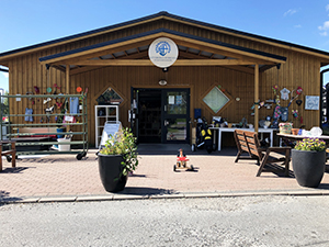 Gården framför och entrén till Stadsmissionen.