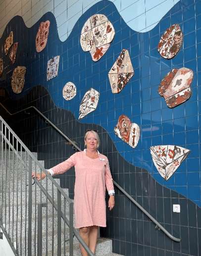 Porträtt av rektor Ing-Marie Christenson Warg som står i en trappa