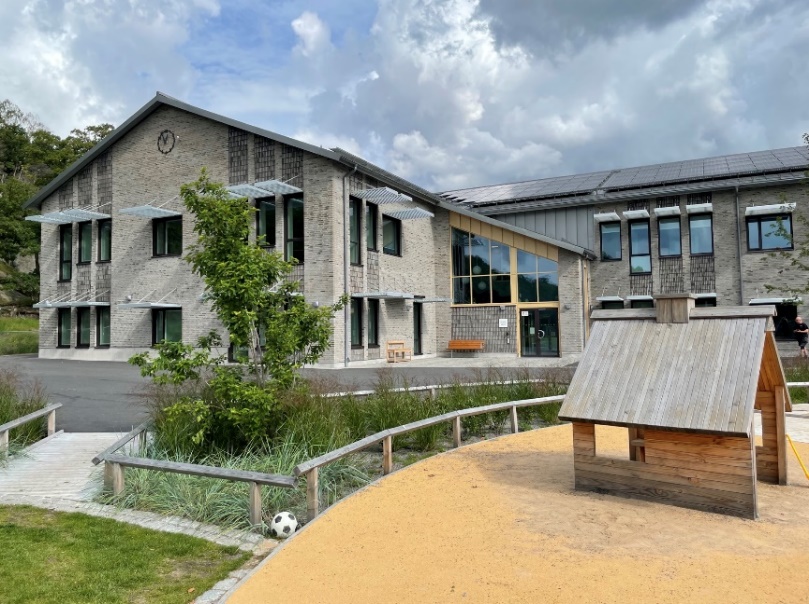 Brunnsboskolans skolhus och del av skolgården