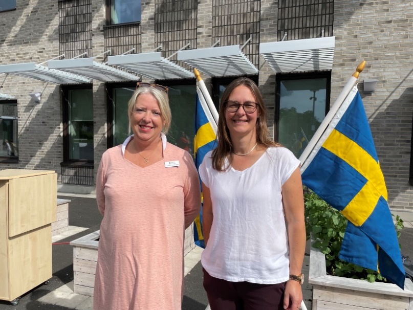 En bild som visar klädsel, person, leende, byggnad
Automatiskt genererad beskrivning