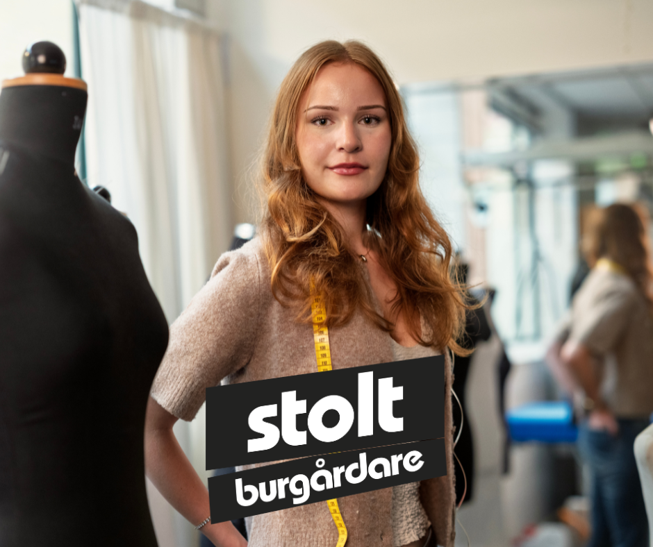 Elev Joline med logotypen Stolt Burg&aring;rdare