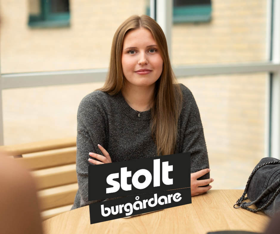 Elev Ebba med logotypen Stolt Burg&aring;rdare