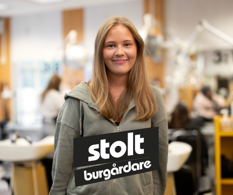 Elev Molly med logotypen Stolt Burg&aring;rdare