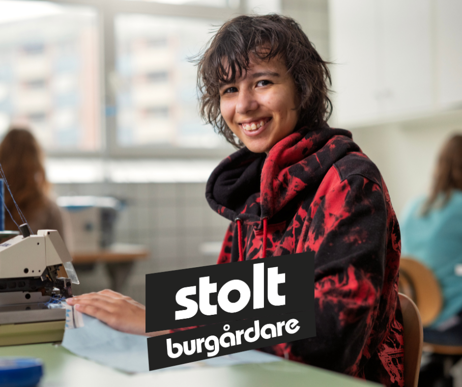 Elev Linnea med logotypen Stolt Burg&aring;rdare