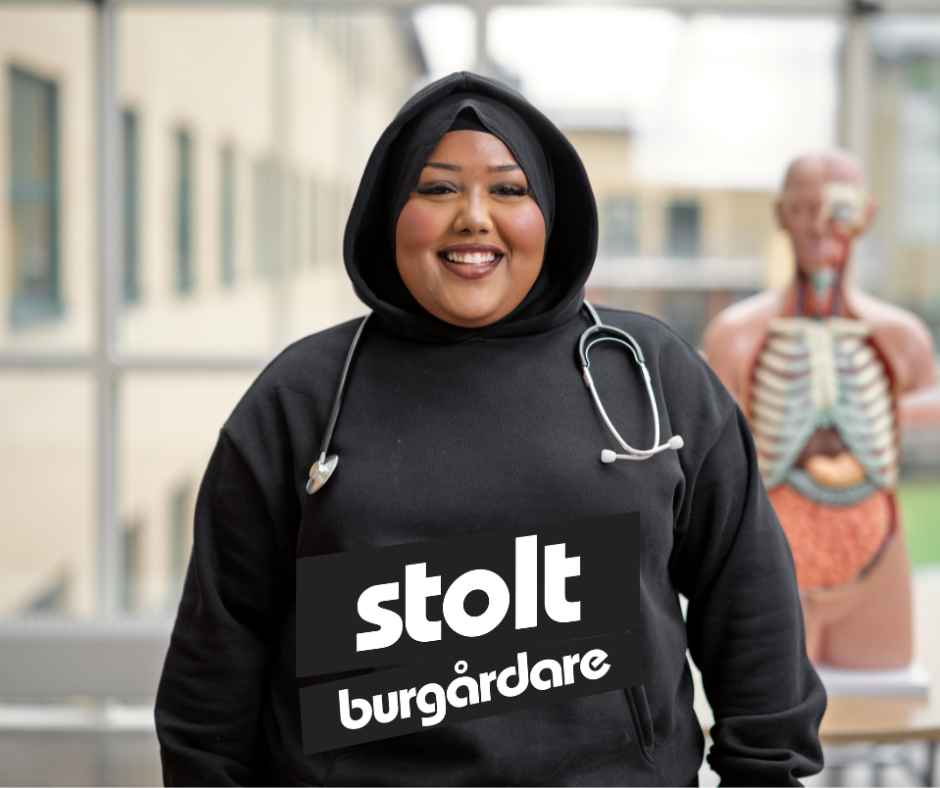 Elev Yasmin med logotypen Stolt Burg&aring;rdare