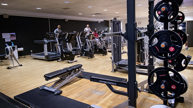 Ett gym med träningsmaskiner och löpband.