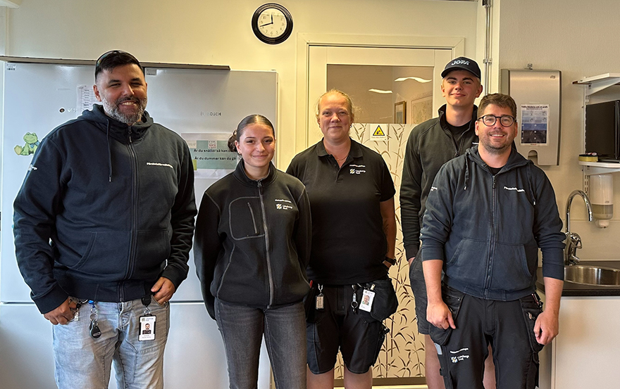 Från vänster: Handledare Sebastian Holmes Aspling, lovjobbare Estelle Wideman, vaktmästare Lisa Blomberg, lovjobbare Arvid Samdell och handledare Jimmy Karlsson.