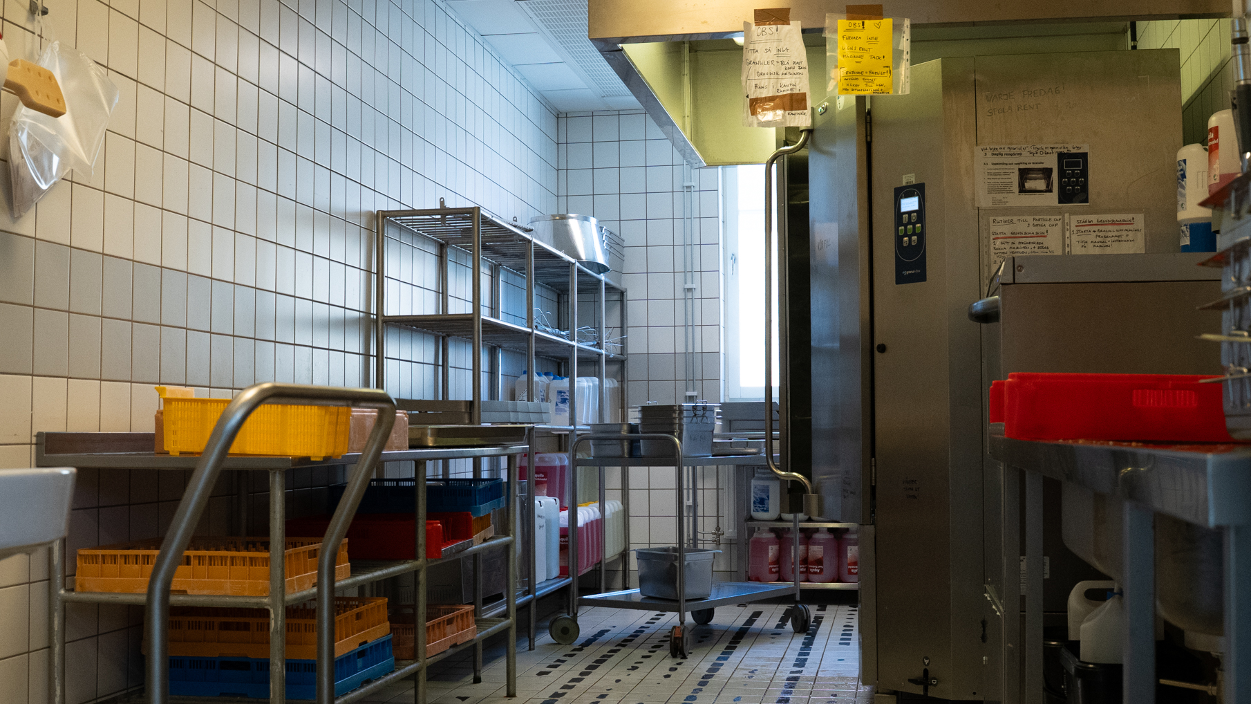 Ett rum med diskmaskiner