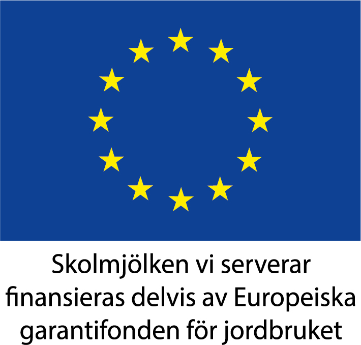 EU:s flagga och texten "Skolmjölken vi serverar finansieras delvis av Europeiska garantifonden för jordbruket".
