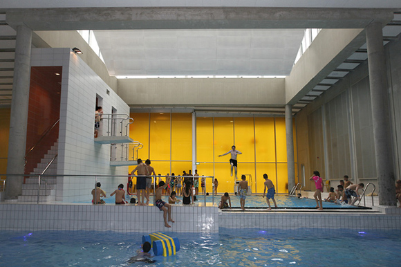 Bild på personer leker och hoppar i Angered Arenas aktivitetsbad.