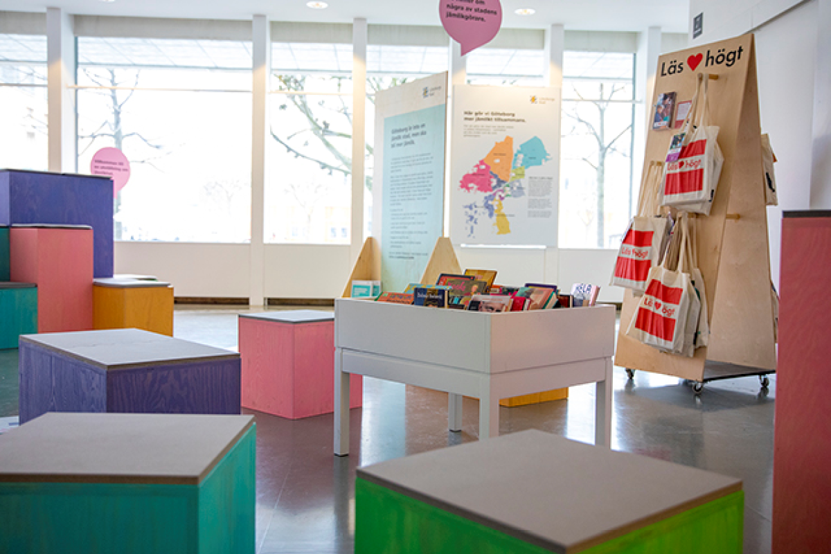 Exempel på specialbyggda sittmoduler från utställningen om Jämlikt Göteborg på stadsbiblioteket våren 2018.