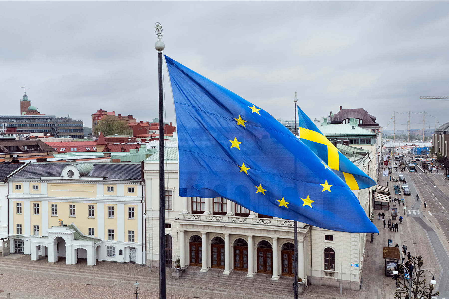 Eu-flaggan syns i förgrunden med Gustav Adolfs torg bakom.