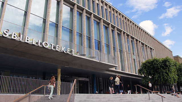 Ingång till STADSBIBLIOTEKET