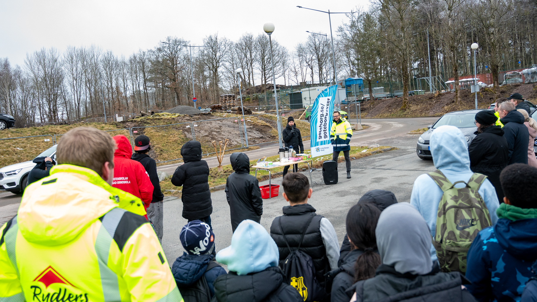 Ryggarna på en publik som tittar på en talare.