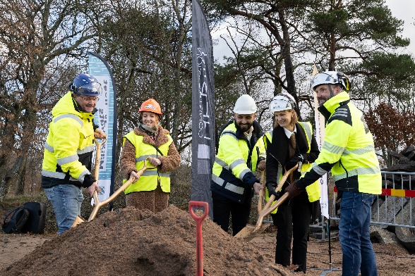 En bild som visar utomhus, kl&auml;dsel, person, tr&auml;dAI-genererat inneh&aring;ll kan vara felaktigt.
